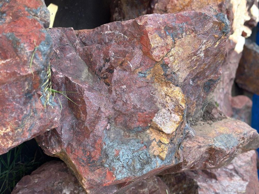 Камни для ландшафтного дизайна красно-фиолетовые 10-60 килограмм купить в Вологодской области