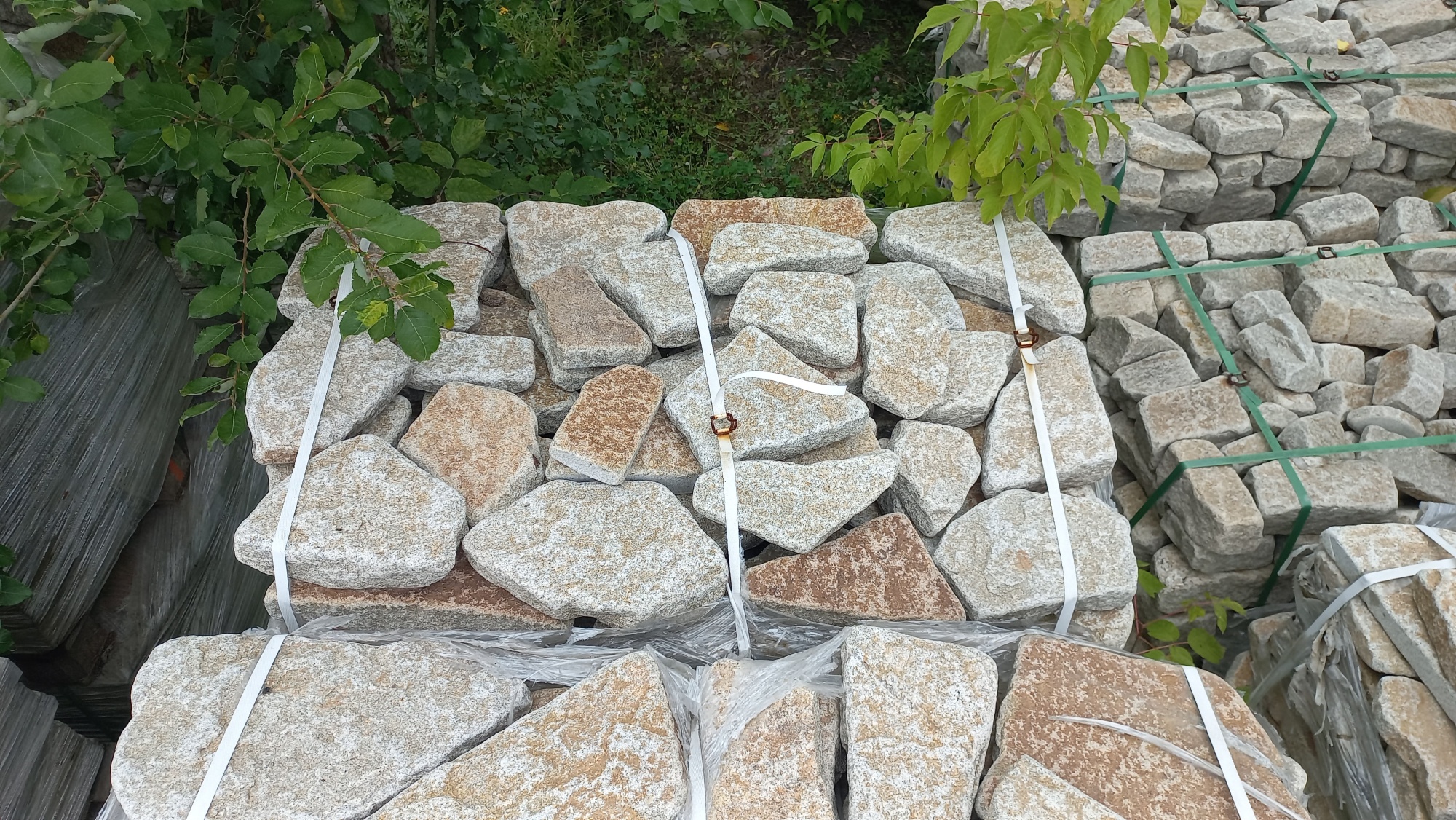 Плитняк галтованный гранитный для ландшафтного дизайна купить в Вологодской области