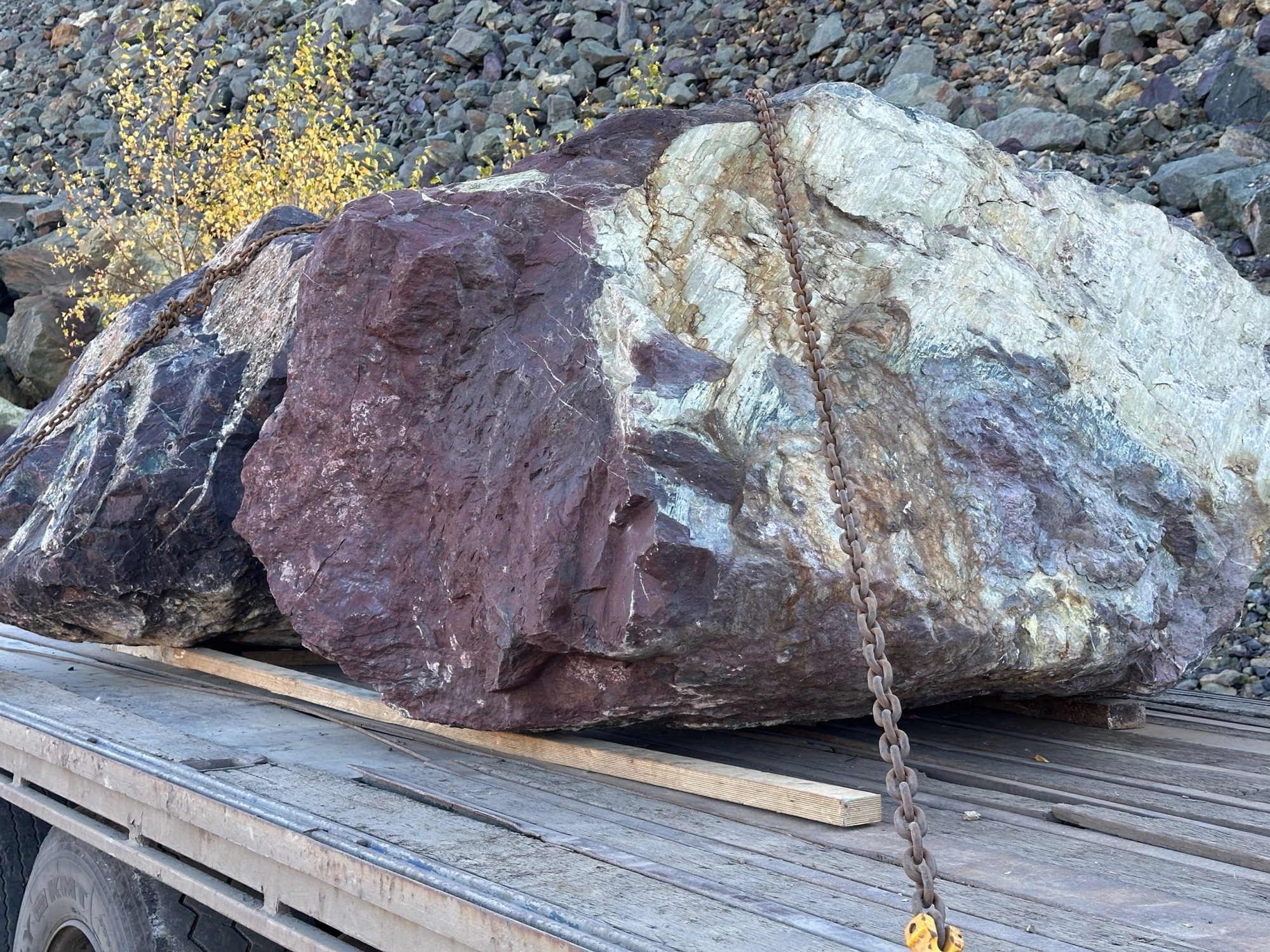 Огромные красно-фиолетовые валуны для ландшафтного дизайна весом более 5 тонн купить в Вологодской области