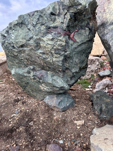 Гигантские зелёные валуны для ландшафтного дизайна весом более 5 тонн купить в Вологодской области