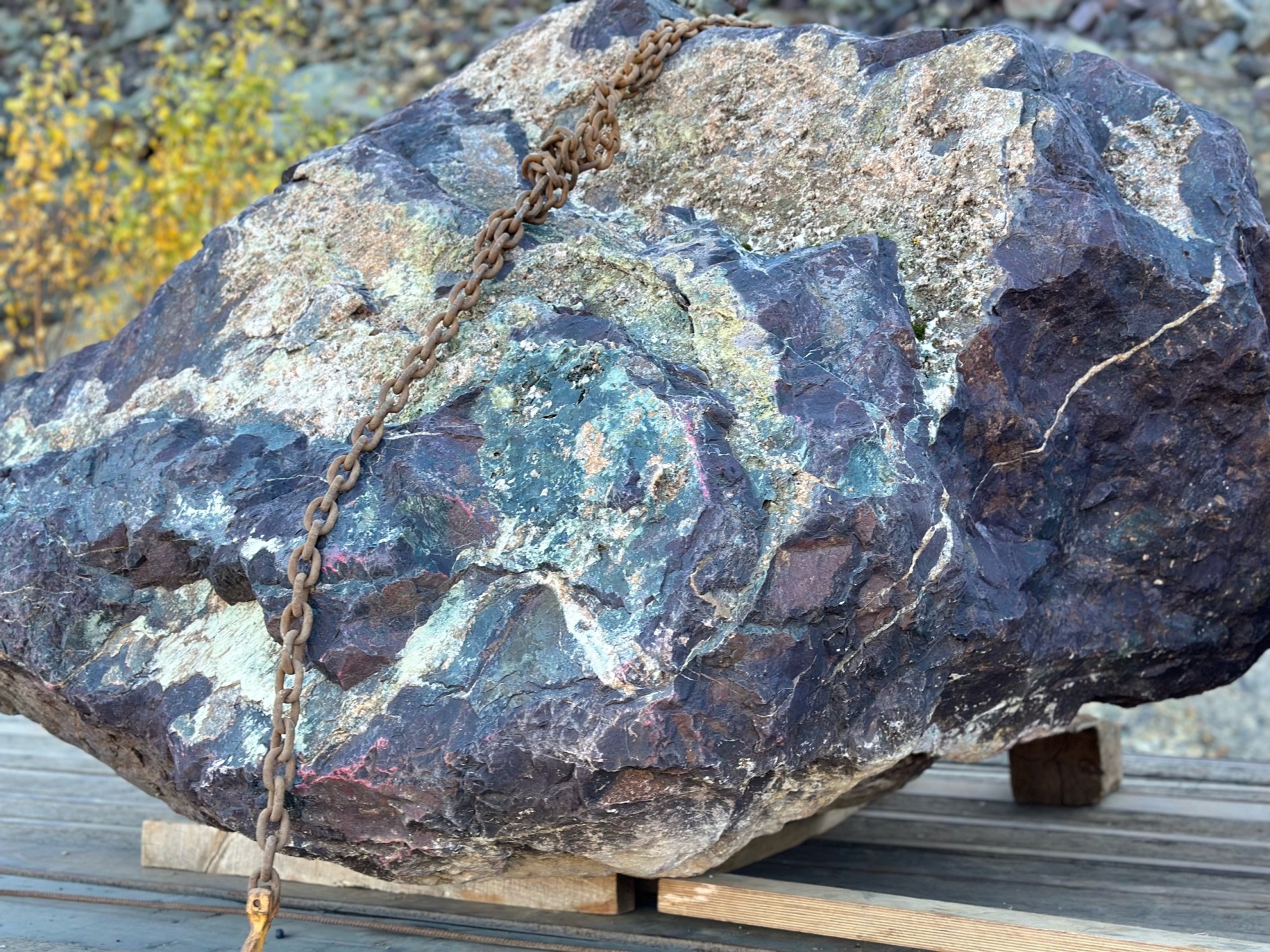 Огромные красно-фиолетовые валуны для ландшафтного дизайна весом более 5 тонн купить в Вологодской области