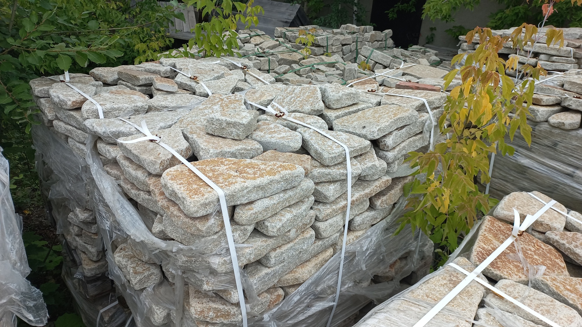 Плитняк галтованный гранитный для ландшафтного дизайна купить в Вологодской области