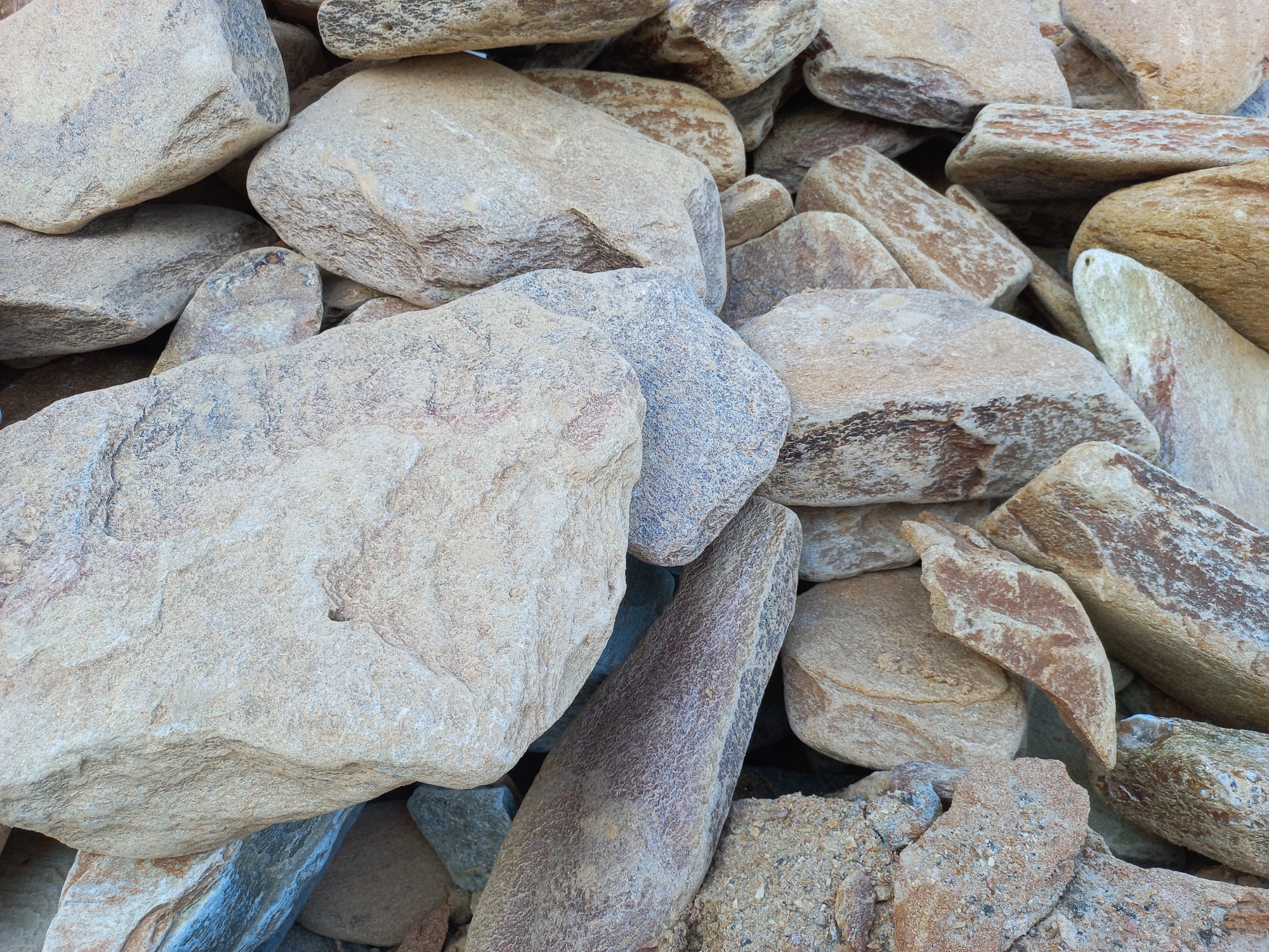 Златолит жёлтый, жёлто-зелёный глыбки и валуны для ланшафтного дизайна купить в Вологодской области