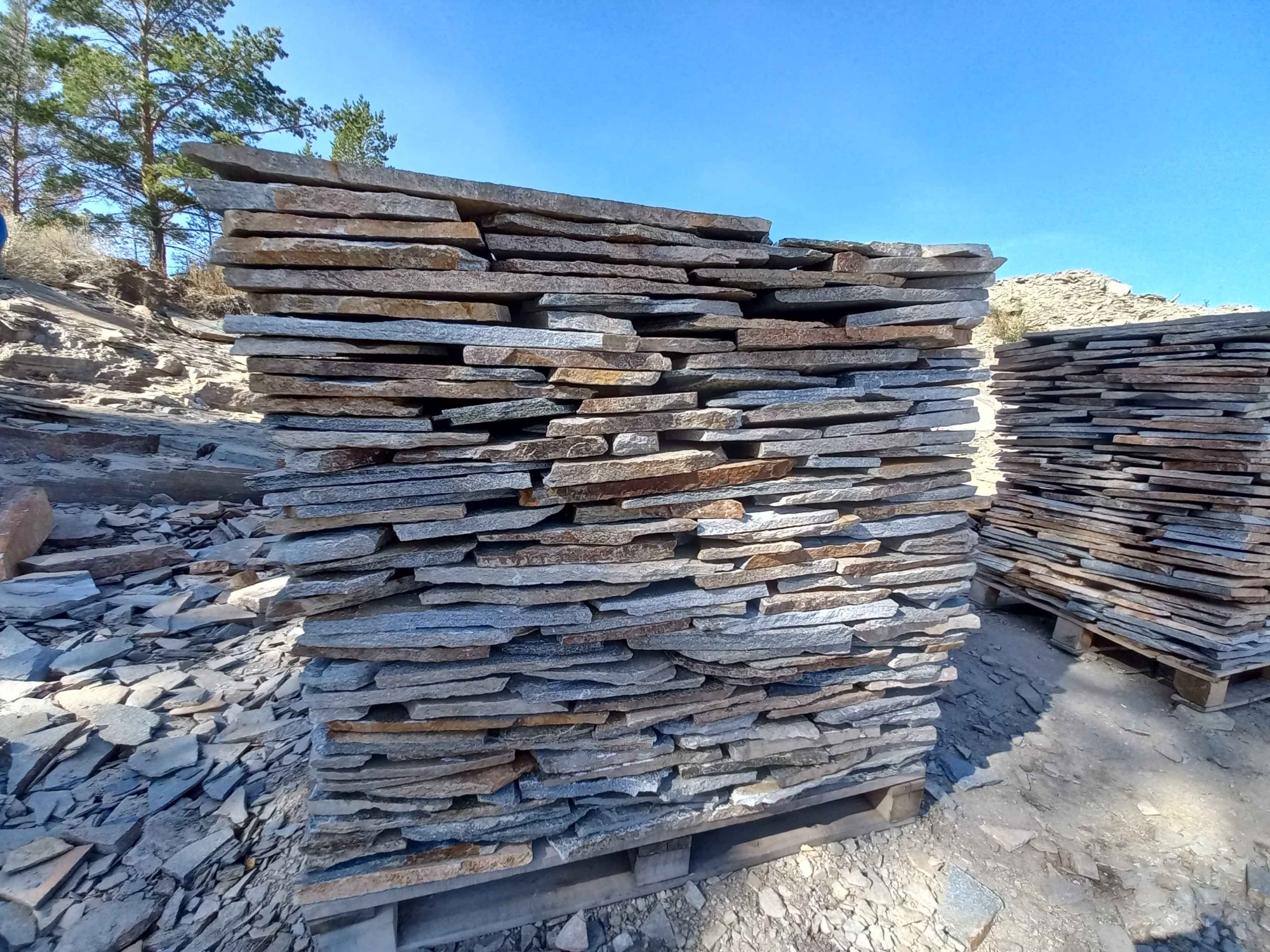 Плитняк златолит серебристый для фасада купить в Вологодской области