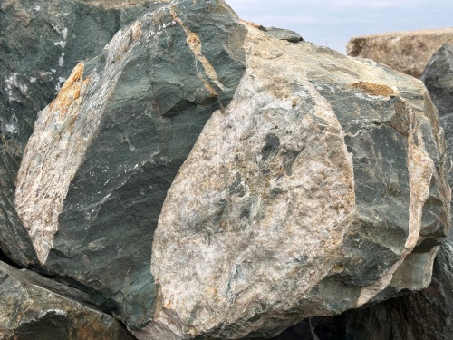 Гигантские зелёные валуны для ландшафтного дизайна весом более 5 тонн купить в Вологодской области