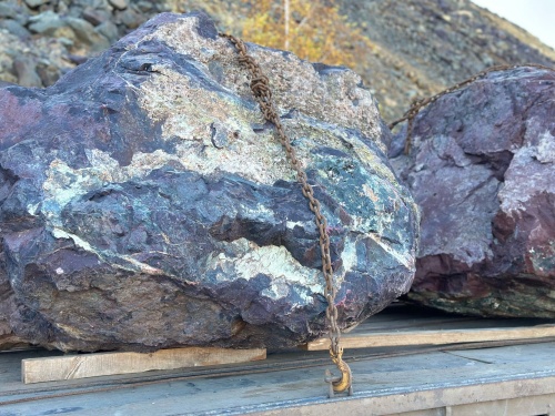 Огромные красно-фиолетовые валуны для ландшафтного дизайна весом более 5 тонн купить в Вологодской области