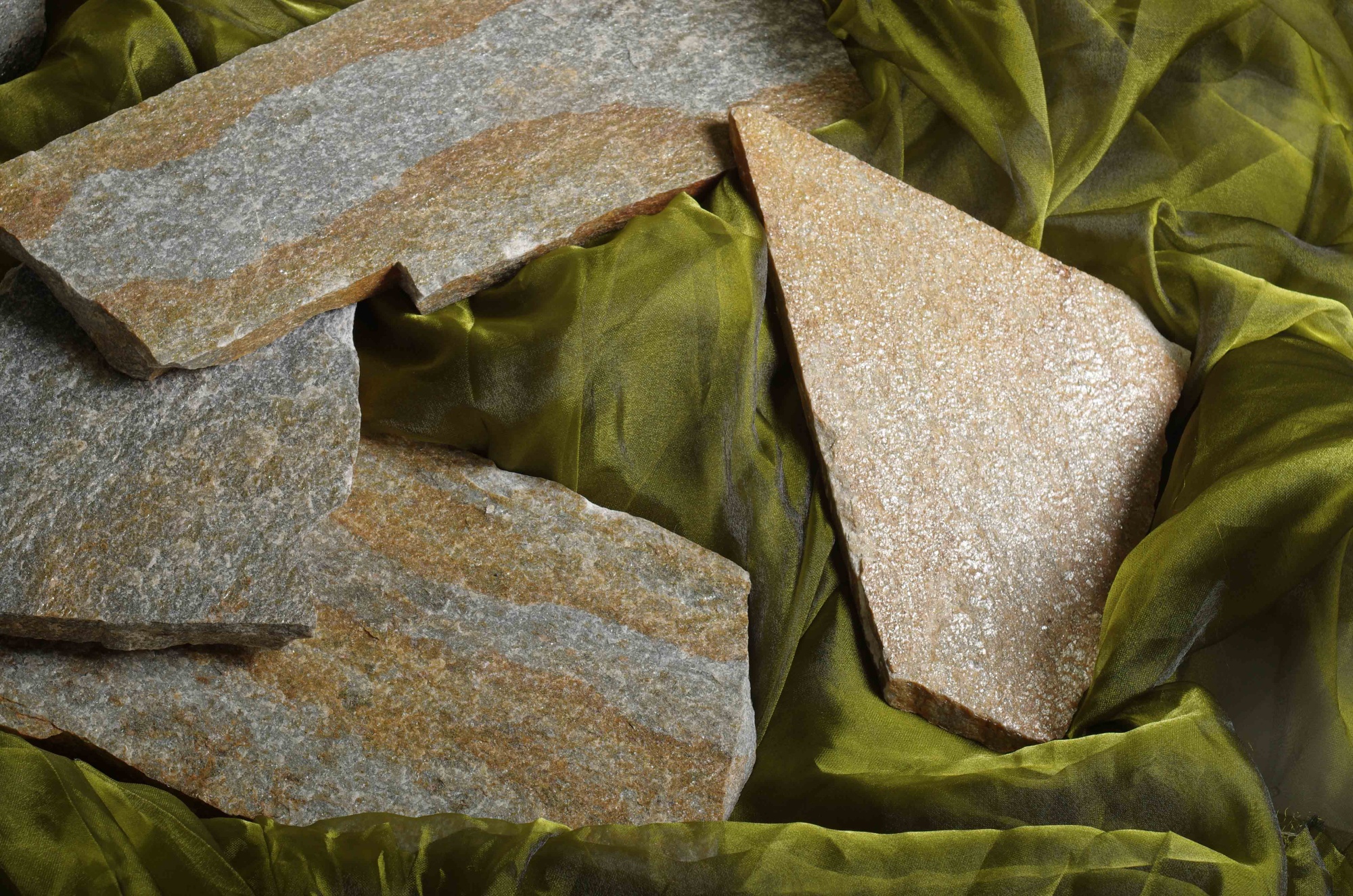 Плитняк златолит Уральский для цоколя, отмостки купить в Вологодской области