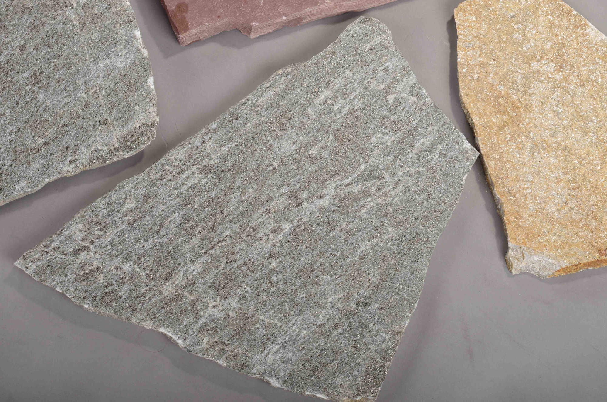 Плитняк златолит Уральский для цоколя, отмостки купить в Вологодской области